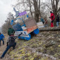 Die Arche wird am Donauufer herabgelassen