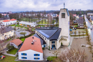 Apostelkirche mit Pfarrhaus